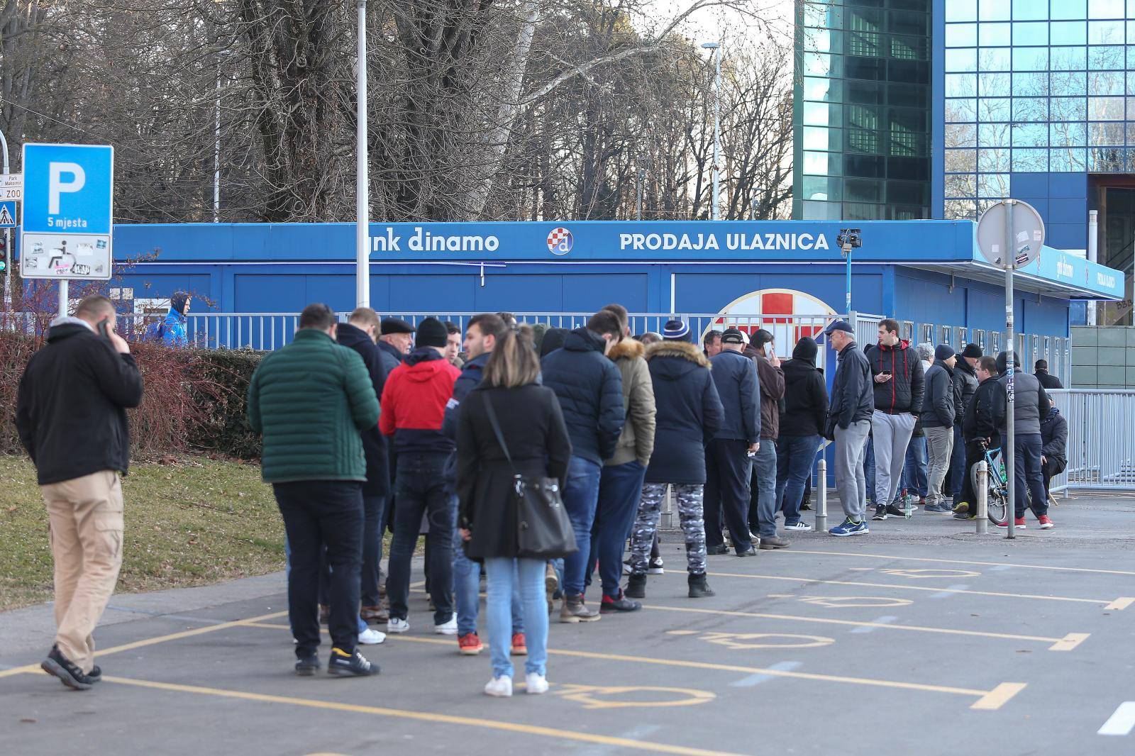 Zagreb: NavijaÄi od ranog jutra Äekaju u redu kako bi kupili kartu za osminu finala Europske lige