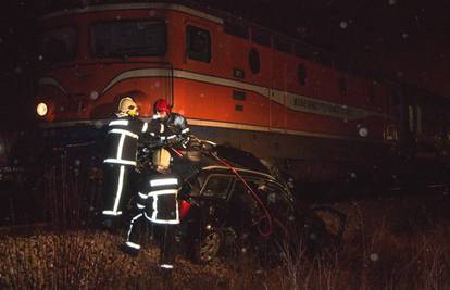 Vlak naletio na auto: Četvero poginulih, među njima i dijete