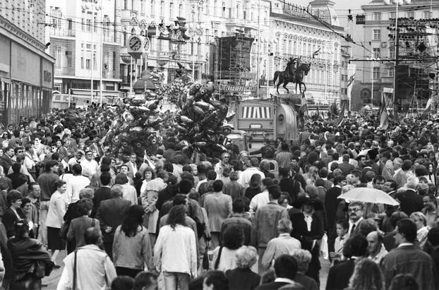 Zagreb: Nakon 43 godine spomenik bana Josipa Jelačića vraćen na Trg, 16.10.1990.