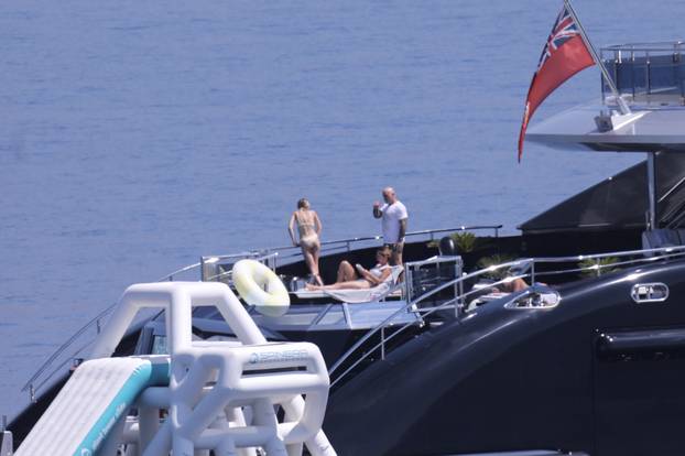 Obiteljski odmor slavnog podcastera na Braču: Joe Rogan uživa na superjahti, kupa se i skače u more