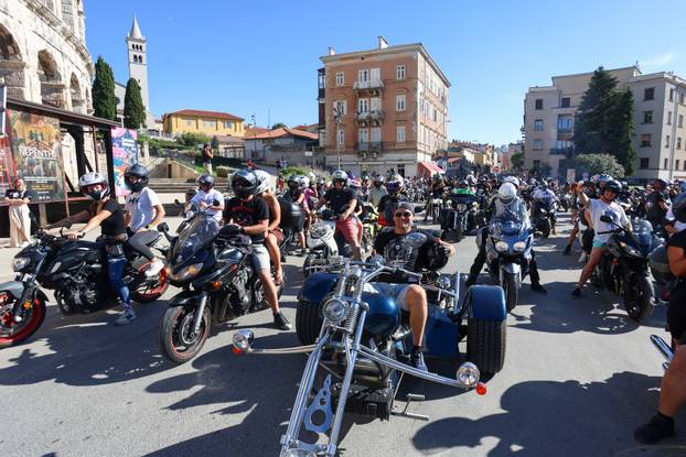 Defile motorista kroz PUlu