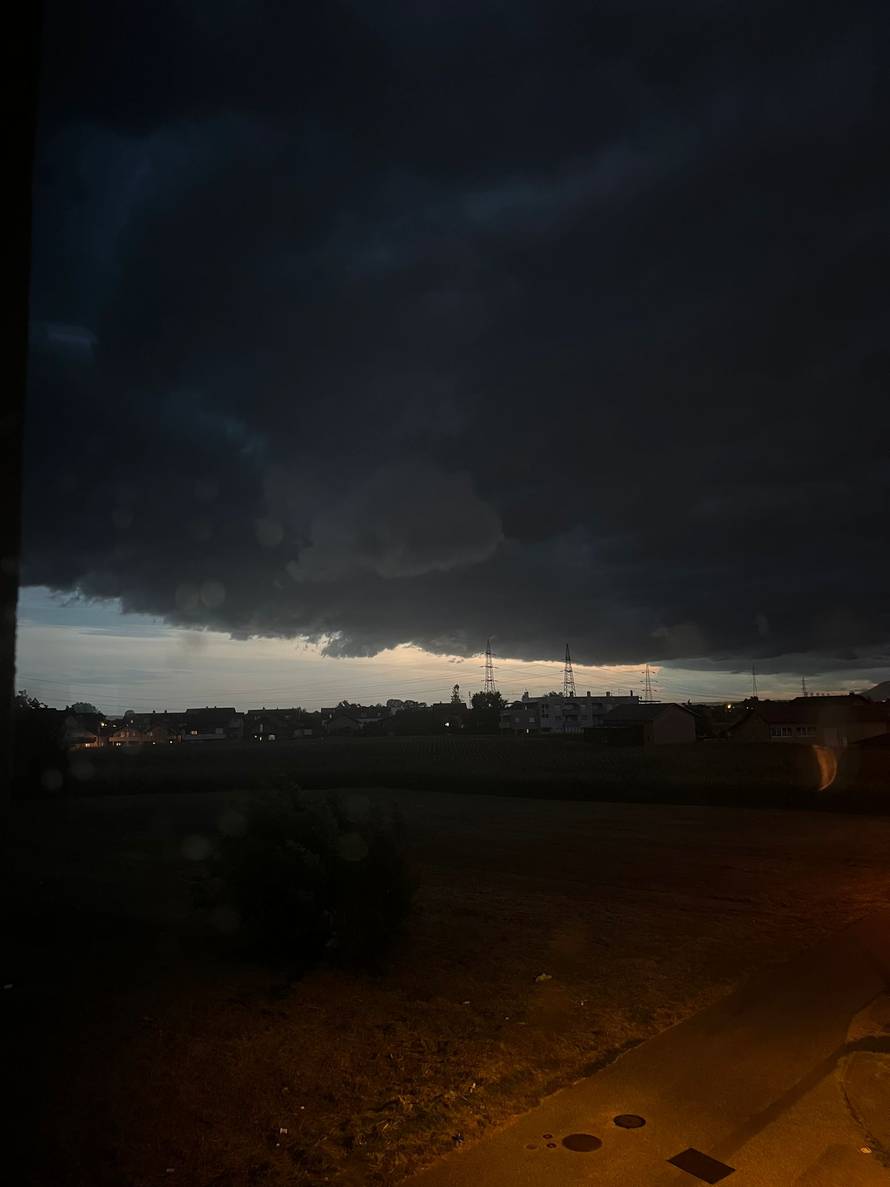 FOTO Crni oblaci zamračili nebo nad Zagrebom: 'Snažan vjetar mi je sve razbacao na balkonu'