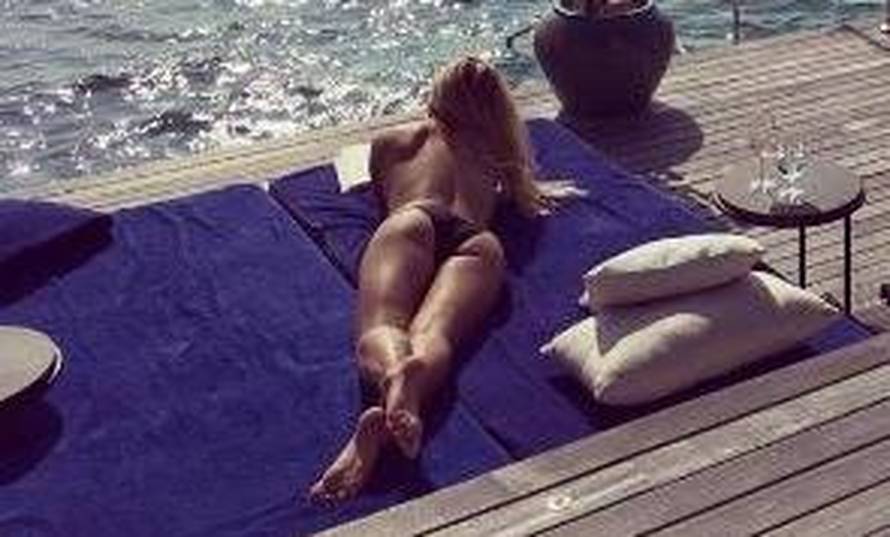 Tenisačica u crvenim tangama: Krstari s prijateljicom i gušta...