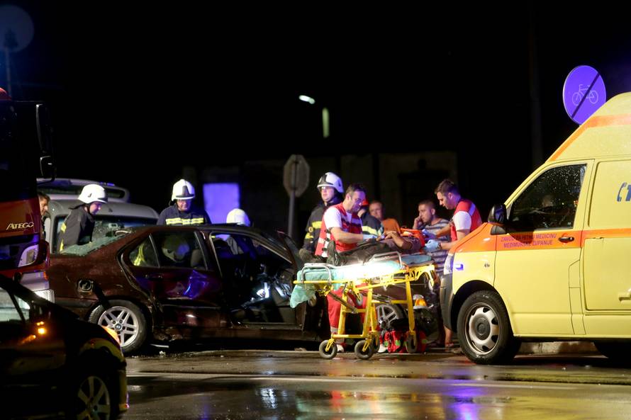 Teška nesreća: Vatrogasci su vadili ljude iz smrskanog auta