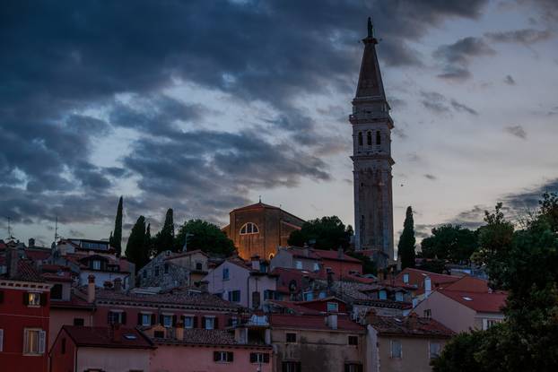 Gradske fotografije u sumrak grada Rovinja