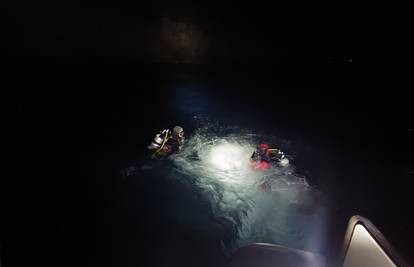 'Policajac iz Senja skočio je u hladno more. Zaronio je na 16 m. Nije mogao otvoriti vrata'