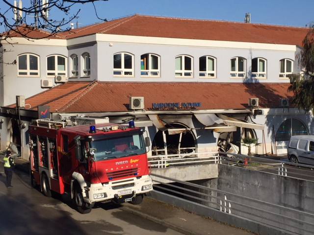 Bankomat u Poreču su u zrak dignuli plinom, zapalili i auto