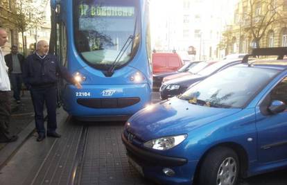 Zagreb: Peugeotom 206 je blokirao tramvaj broj 17
