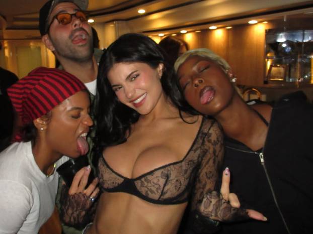 FOTO Skoro joj je sve ispalo iz čipkaste kombinacije! Kylie opet privukla pozornost oblinama...