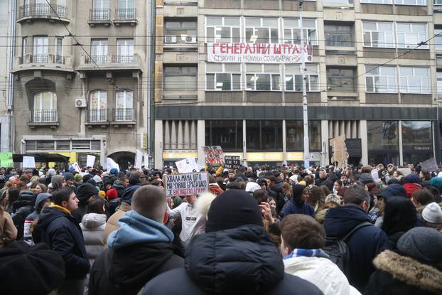 Beograd: Prosvjed "Učitelji i nastavnici su uz studente" ispred Filozofskog fakulteta