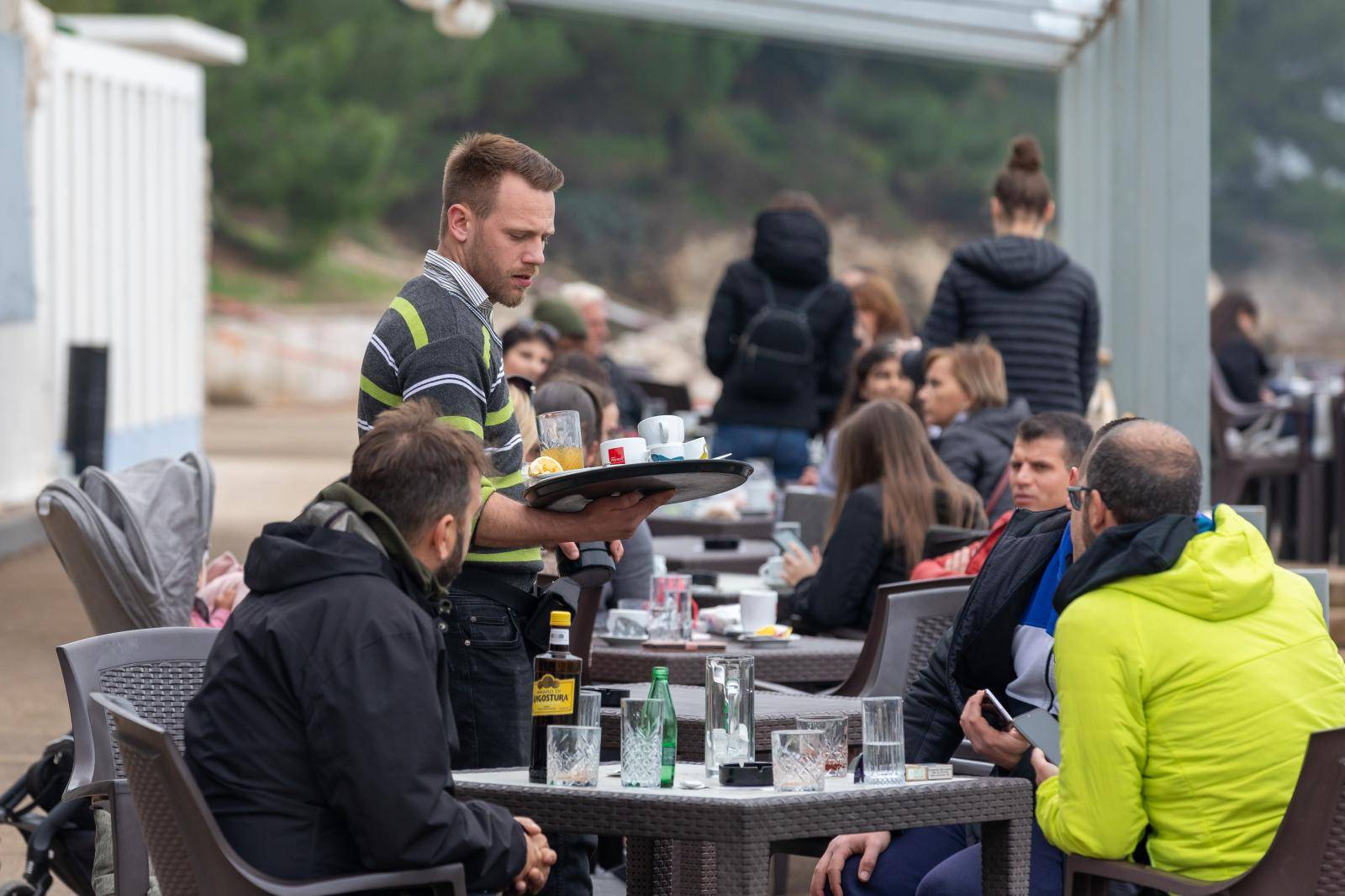 'Kad već propadamo, neka bude sa stilom': Htio dijeliti kavu u Puli, ali su mu rekli  - ne može!