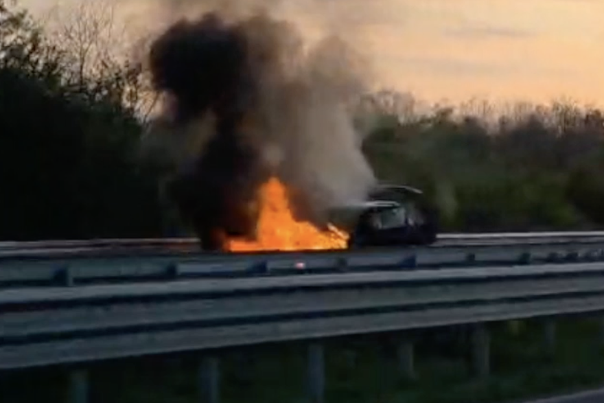 Automobil se zapalio na autocesti u smjeru Sl. Broda prije izlaza Lu&zcaron;ani