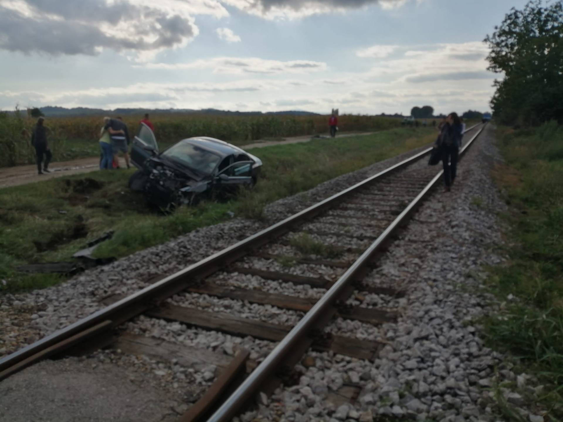 Nesreća kod Varaždina: Vlak je naletio na auto, ozlijeđeno je dvoje ljudi.  'Pokušao je zakočiti'