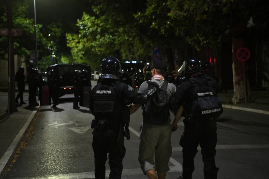 Valjevo: Grupa maskiranih muškaraca u prosvjedu zapalila prostor Gradske uprave