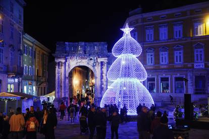 Advent u Puli napunio gradski centar šetačima: Baš je lijepo!