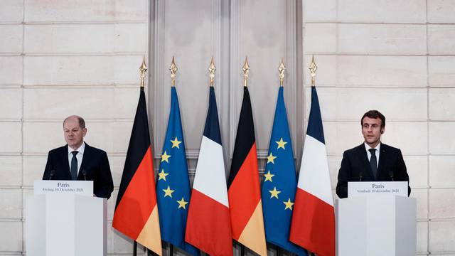 German Chancellor Scholz and French President Macron attend a news conference at the Elysee Palace, in Paris