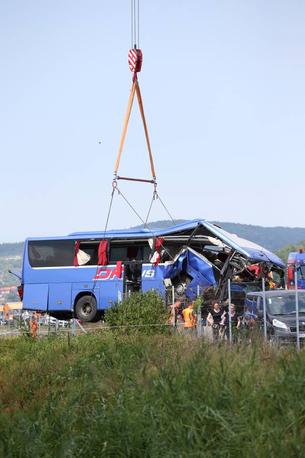 Teška nesreća na A4: Izvlačenje autobusa nakon nesreće u kojoj je poginulo 12 ljudi