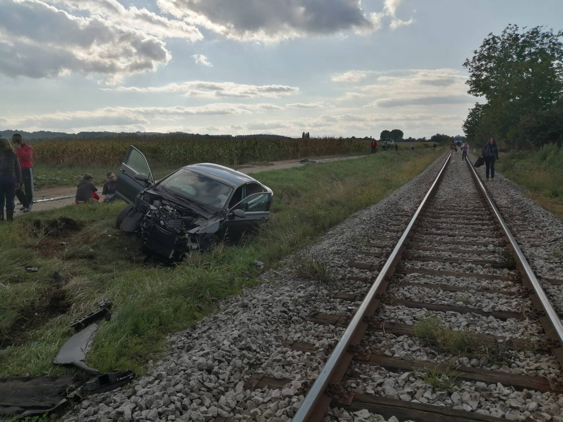 Nesreća kod Varaždina: Vlak je naletio na auto, ozlijeđeno je dvoje ljudi.  'Pokušao je zakočiti'