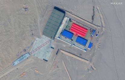 Kina gradi maketu američkog nosača zrakoplova u pustinji