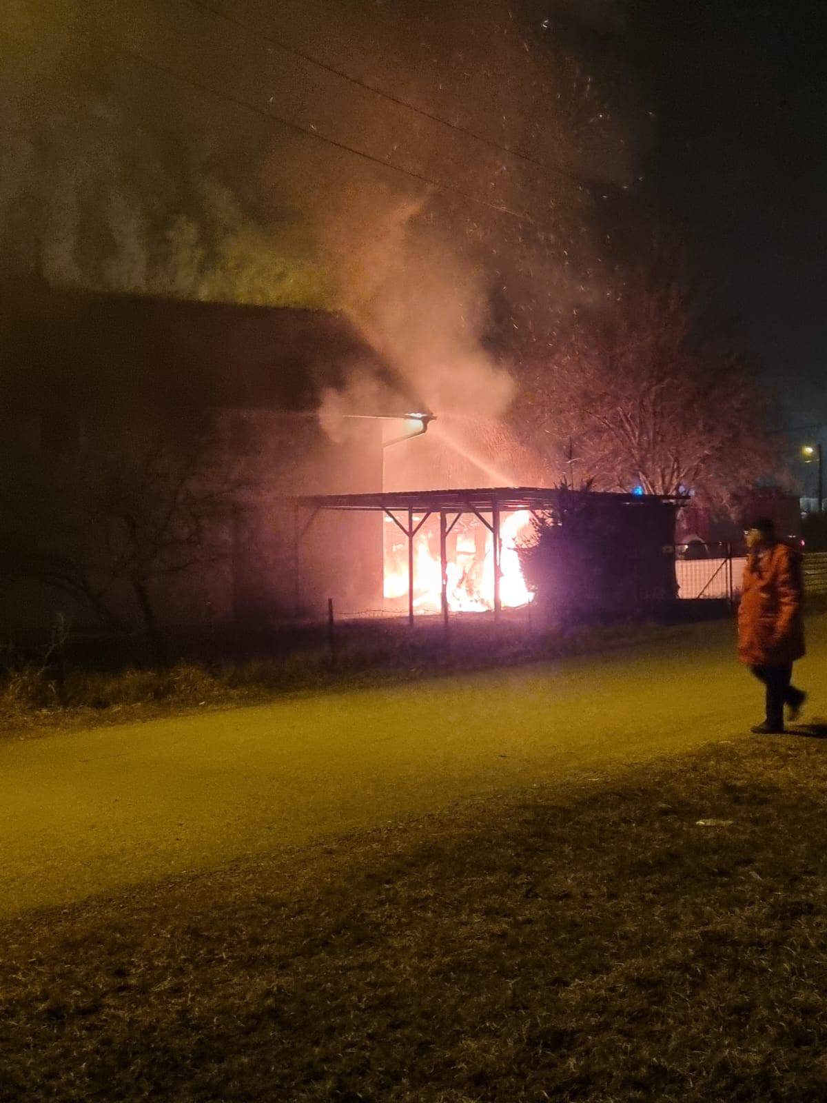 Buknuo požar u drvarnici u Zagrebu, proširio se i na kuću