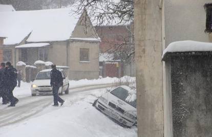 Policajci službenim autom s ceste su otklizali u kanal