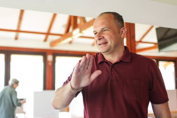 Zabok: Predsjednik SDP-a Siniša Hajdaš Dončić glasovao u drugom krugu lokalnih izbora