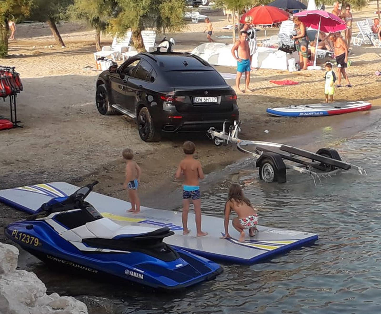 Djeco maknite se brzo s plaže: Idemo ja i moj jet-ski na vožnju