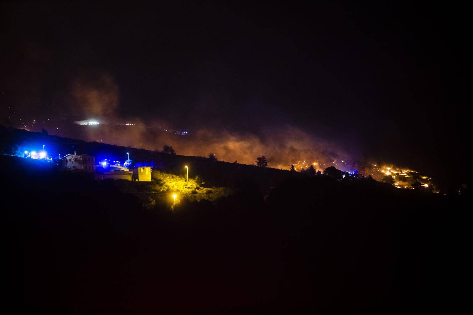 Velik požar planuo je u Lokvi Rogoznici te se širi nošen jakom burom