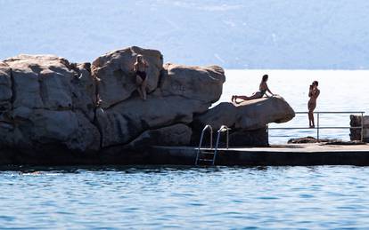 Split: Splićani uživali u sunčanoj suboti na moru