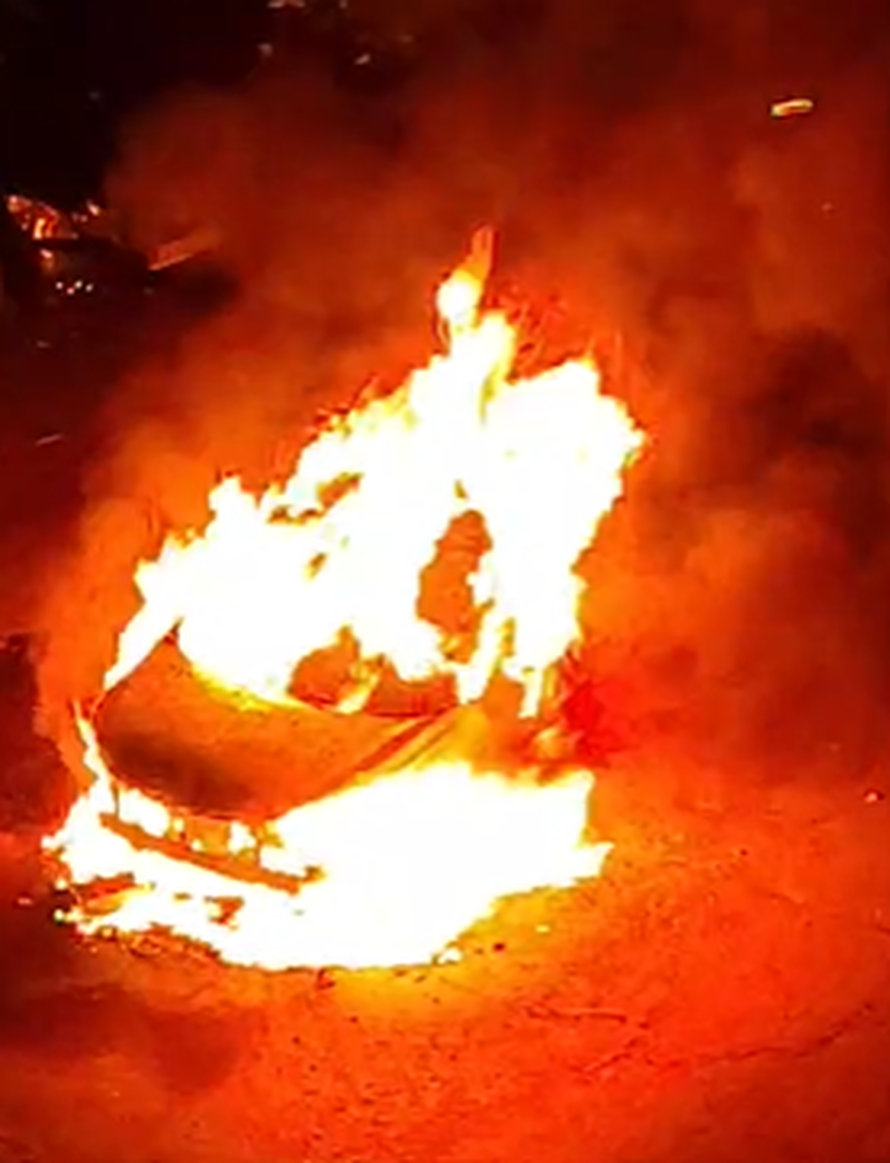 EKSKLUZIVNA SNIMKA Ovako je gorio auto zamjenice županijske državne odvjetnice u  Sl. Brodu!!