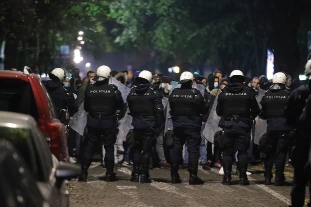 Beograd: Policijski korodon u Njegosevoj ulici gde su se okupili navijaci Partizana koji su željeli spriječiti održavanje prosvjeda "Mural mora pasti"