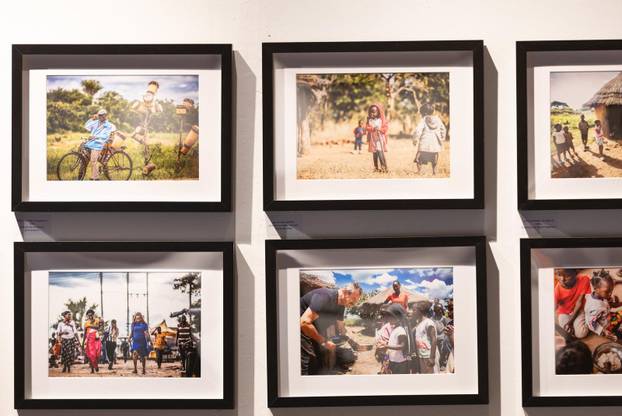 Osijek: Svečano otvorenje izložbe fotografija fotoreporterke Pixsella Emice Elveđi "Srce za Afriku"