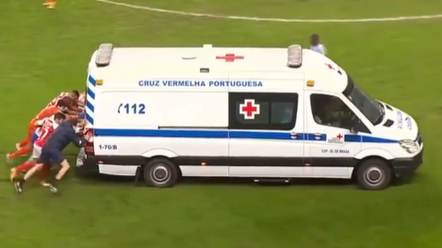Cirkus u Portugalu: Igrač slomio nogu, igrači morali gurati hitnu