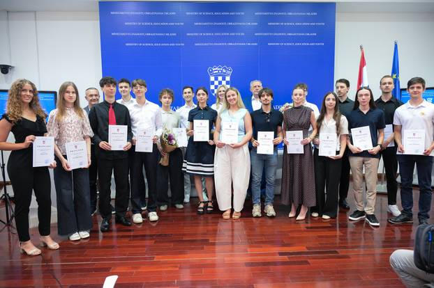 Zagreb: U Ministarstvu znanosti, obrazovanja i mladih dodijeljene su nagrade i priznaja najboljim maturantima 