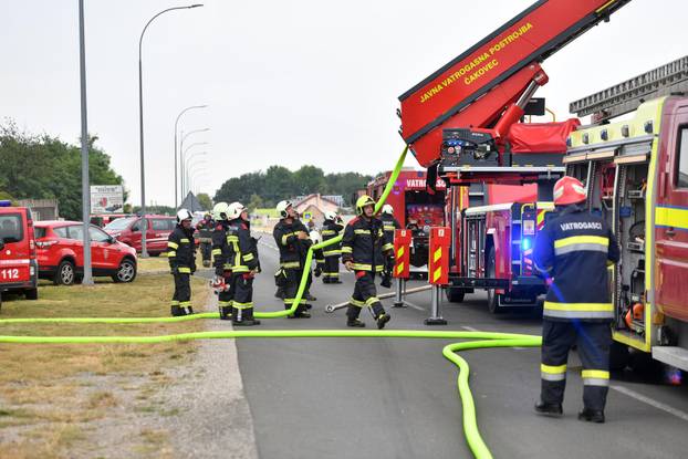 U industrijskoj zoni u Pribislavcu izbio je veliki požar