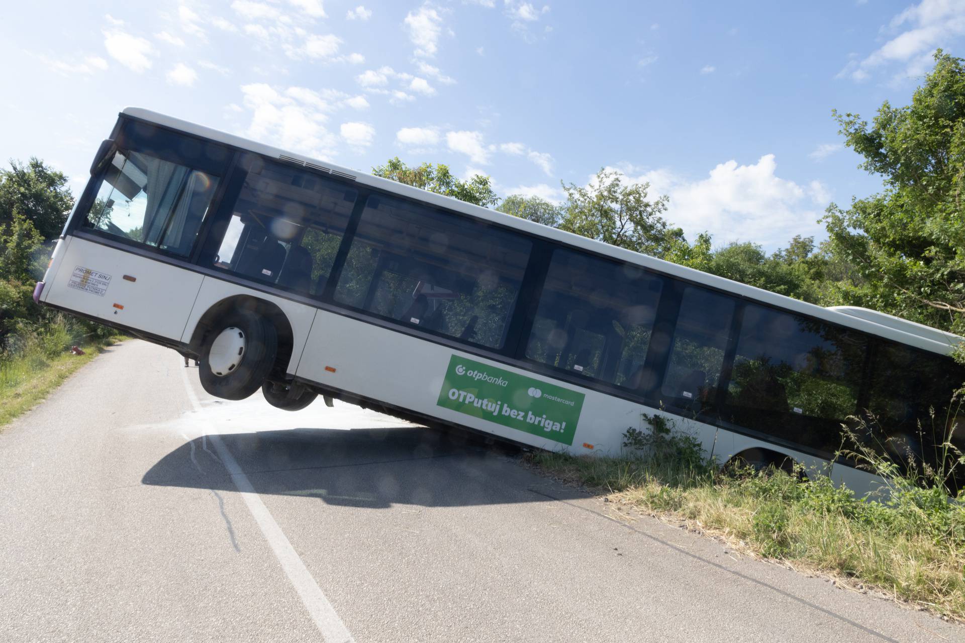 Sinj: Zapalio se autobus koji je prevozio učenike, a kada su izašli iz vozila sam se pokrenuo i sletio s ceste