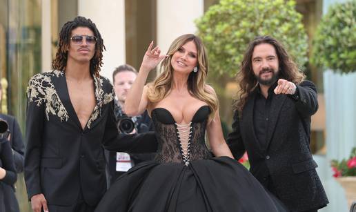 FOTO Kakav dekolte je pokazala Heidi Klum (52)! Prije par dana se sun&ccaron;ala u toplesu na balkonu
