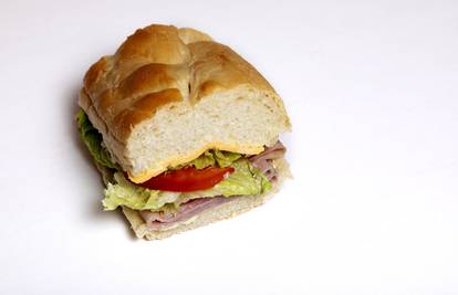 Misterij u Njemačkoj: 'Netko na autoputu već šest mjeseci redovito baca sendvič iz auta'