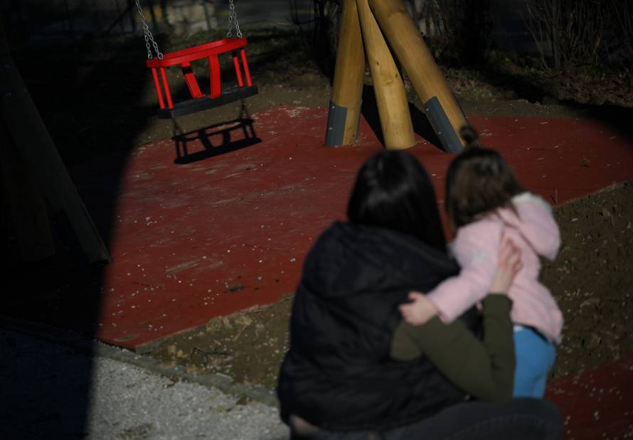 24SATA Zagreb: Reportaža s maloljetnim majkama koje žive u Nazorovoj s bebama