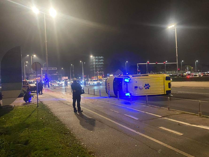 VIDEO Teška nesreća u Zagrebu: Sudarila se dva vozila, kola Hitne pomoći završila na boku