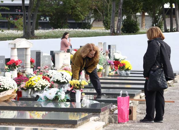 Šibenik: Na blagdan Svih svetih gra?ani posje?uju grobove svojih najmilijih