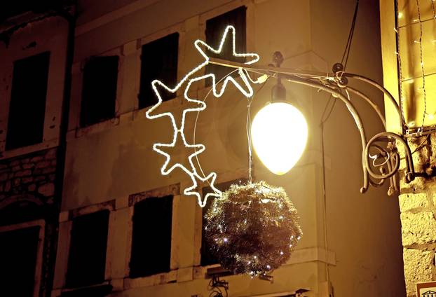 Šibenik zablistao adventskom ukrasnom rasvijetom