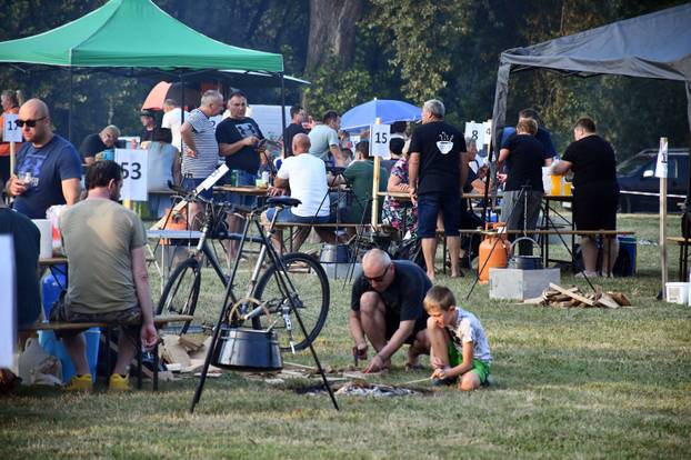 FOTO Otvoreno prvenstvo u kuhanju Fiša: Kotlovi i miris ribe preplavili Slavonski Brod