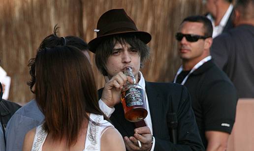 Pete Doherty s bocom viskija bauljao je po crvenom tepihu