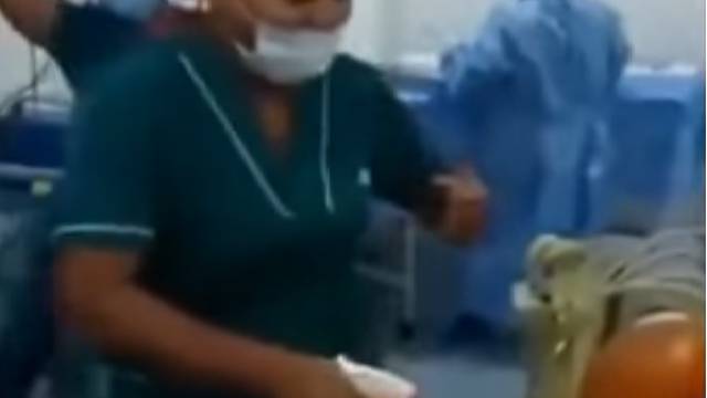 Skandal u bolnici: Sprdali golog pacijenta prije same operacije