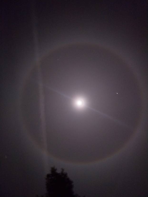 FOTO Hrvate uznemirila čudna pojava na nebu: 'Što bi to sada moglo biti oko Mjeseca!?'