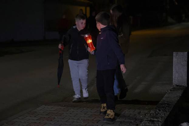 Škabrnja: Odavanje počasti poginulima paljenjem svijeća u Ulici 18. studenog 1991