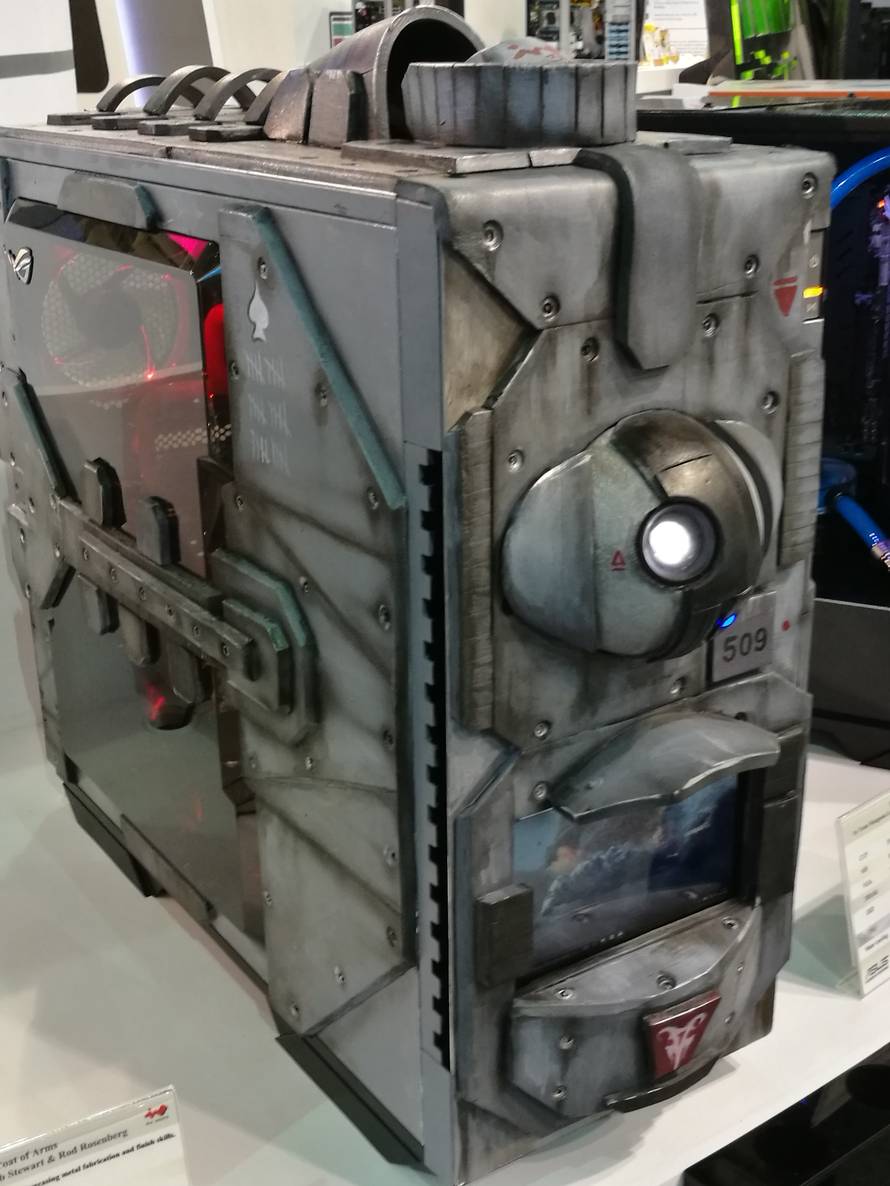 Na ovogodišnjem Computexu i Tesla je dobio vlastito kućište