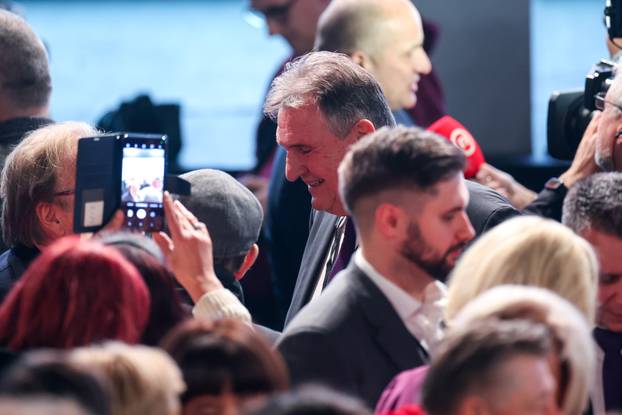 Zagreb: Slavlje u izbornom stožeru Zorana Milanovića nakon rezultata prvih izlaznih anketa