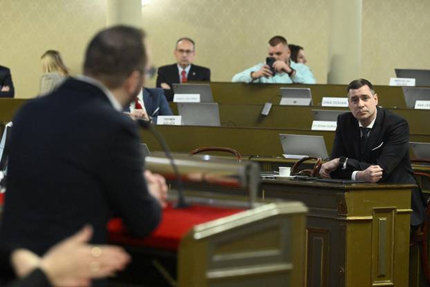 Zagreb: Herman za govornicu u Skupštini izašao s prometnim stupićem, Klisović pomislio da je bazuka
